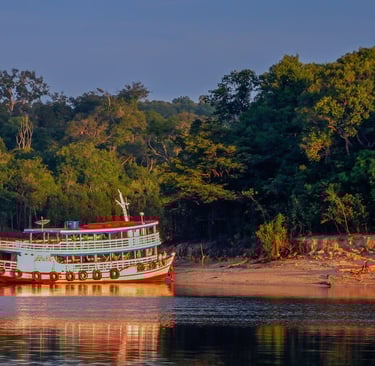 barco sobre o rio de Manaus 