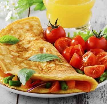 Deliciosa omelete dourada, recheada e servida quente, pronta para servir.