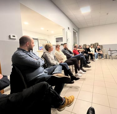 Retour et discutions en groupe de l'improvisation des personnes en cercle qui discutent