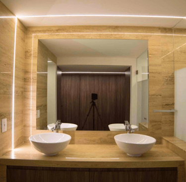Travertino Xalapa utilizado como recubrimiento de muro en un baño