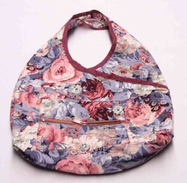 a bib baggy baggy purse with a floral print