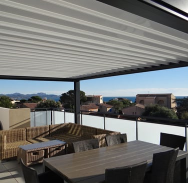 pergola bioclimatique à lames orientables AKS ALU Carnoux en Provence