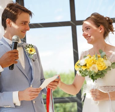 Un couple de mariés échangent leur voeux durant leur cérémonie de mariage à Dijon.