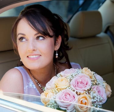 photo de mariée dans la voiture avec son bouquet