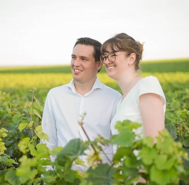 portrait de couple dans les vignes autour de dijon en bourgogne
