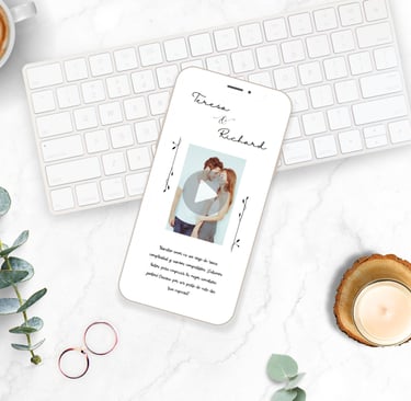 smartphone sobre escritorio mostrando invitacion digital