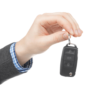 une main qui tient un clé de voiture