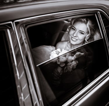 Photo d'une mariée dans une voiture vtc