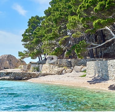 he photo shThe photo shows the western part of Ruskamen beach. in Lokva Rogoznica.