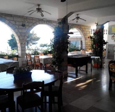 The photo shows the interior of the Ljetni San restaurant in Lokva Rogoznica.