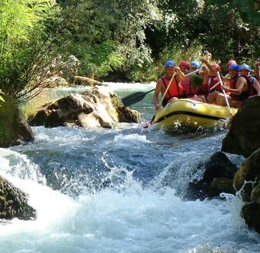 The photo shows a rafting boat on the Cetina River.