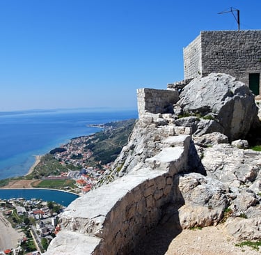 The photo shows the view from the Mirabela fortress in Omiš