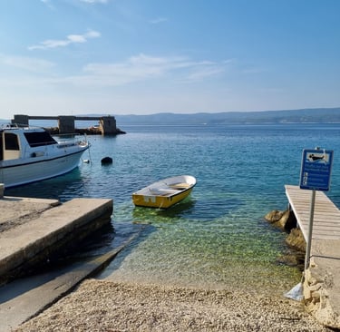 The photo shows the official beach for pets in Lokva Rogoznica in the area of ​​Ivašnjak.