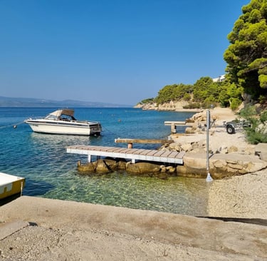 The photo shows the official beach for pets in Lokva Rogoznica in the area of ​​Ivašnjak from another angle.