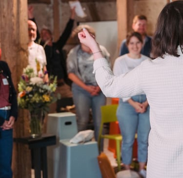 Menschen im Kreis bei einem Workshop des Loop Fellow Forums, verbunden im Gespräch.