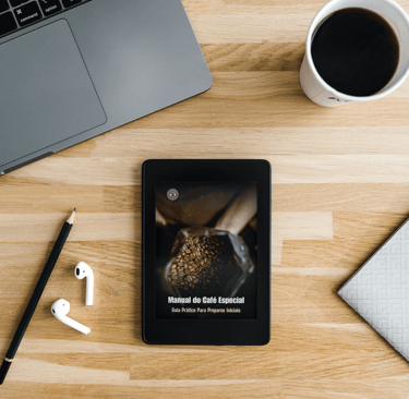 Tablet sobre a mesa exibindo o e-book Manual do Café Especial, sobre cafés especiais em curitiba