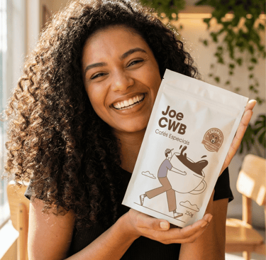 Embalagem de café premium, representando a entrega rápida e fresca do melhor Café em Curitiba