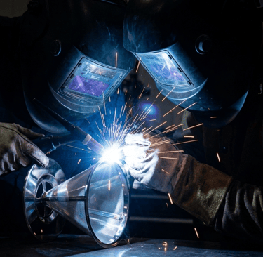 dois soldadores fazendo um filtro de café inox