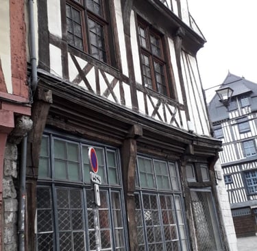 Photo récente d'une ruelle de Rouen ayant servi à documenter la restauration d'un tableau ancien.