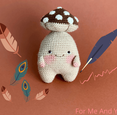 A mushroom amigurumi smiling, a crocheted soft toy