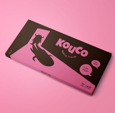 Empaque colorido de las chocolatinas Kouco, mostrando ilustraciones del personaje