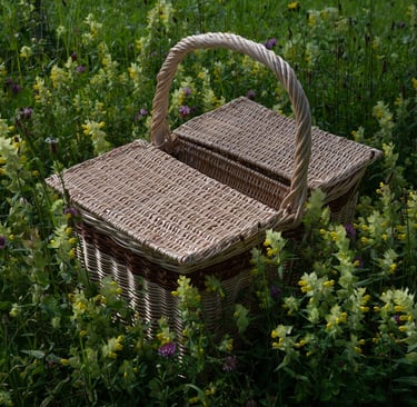 panier-de-pique-nique-au-milieu-de-fleurs