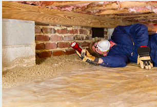 Inspection de poutre d'un technicien