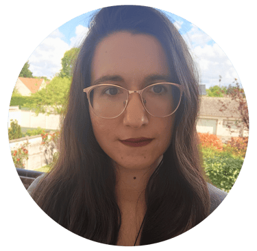 photo portrait de Cynthia, graphiste freelance