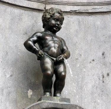 una estatua de un niño orinando
