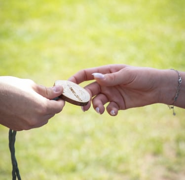 Remise d'une médaille à un coureur du Lutz'Trail