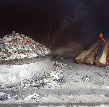 Peka le barbecue croate avec cendre au dessus