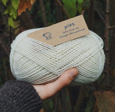 ein wollknäul der marke piies in hell