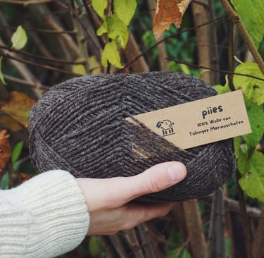 ein wollknäuel der Marke piies in dunkel 