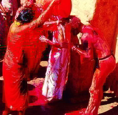 Babaji gioca con i colori alla festa di Holi