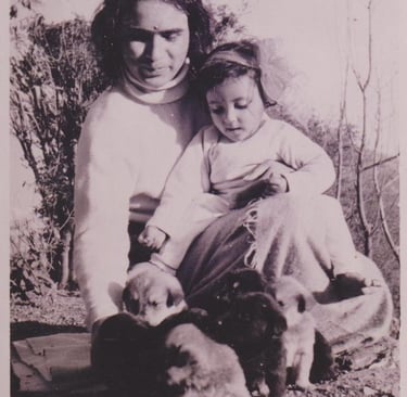 Shri Babaji, una bambina e cuccioli