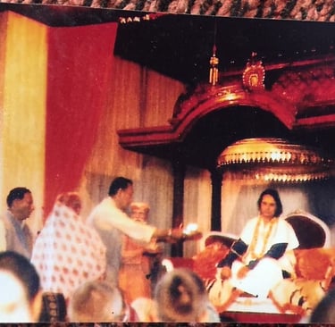 Shri Muniraji offre l'Aarati a Babaji