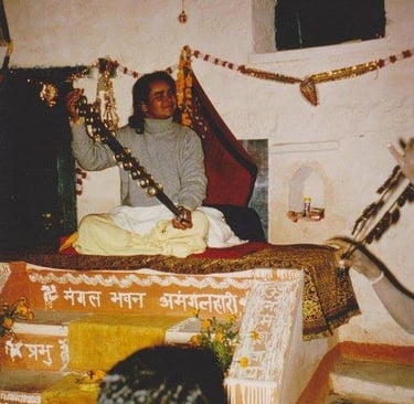 Shri Babaji suona la cinta