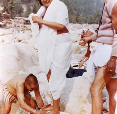 Shri Babaji e Shri Muniraji fanno il bagno al fiume Gotam Ganga