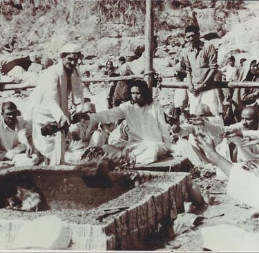 Shri Babaji compie un'offerta al fuoco sacro