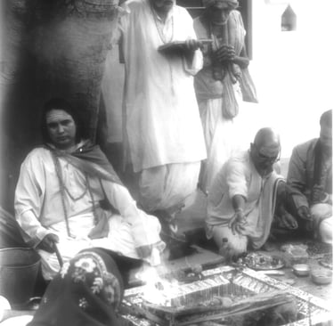 Shri Babaji e Shri Shastriji con devoti meditano al dhuni