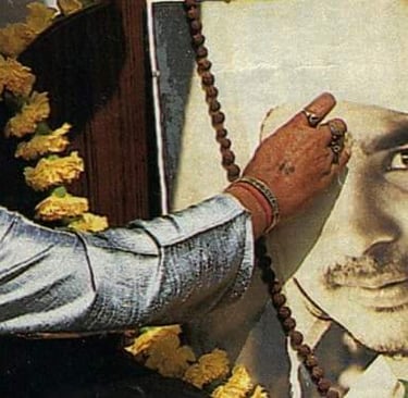 Shri Muniraji dà chandan a Shri Babaji