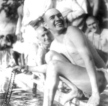 Babaji fa il bagno con sadhu e devoti