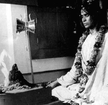 Shri Babaji al dhuni in meditazione