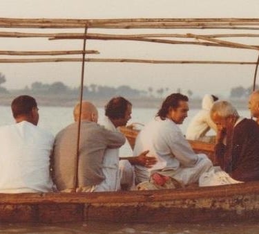 Babaji si avvia al bagno nel Gange