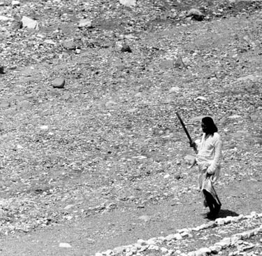 Babaji cammina lungo il fiume Gotam Ganga
