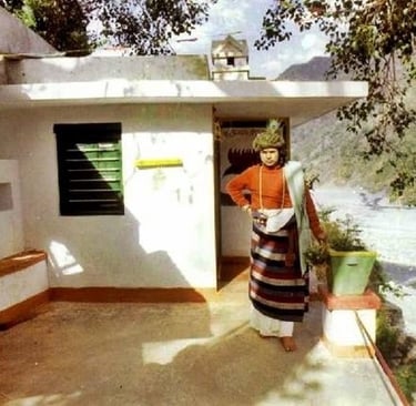 Shri Babaji all'ingresso della sua stanza, Hairakhan