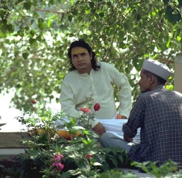 Shri Babaji parla con un uomo di Hairakhan 