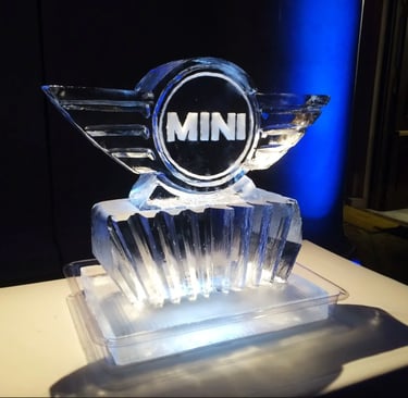 escultura de hielo para mini cooper con logo hecha por sancho sculpture
