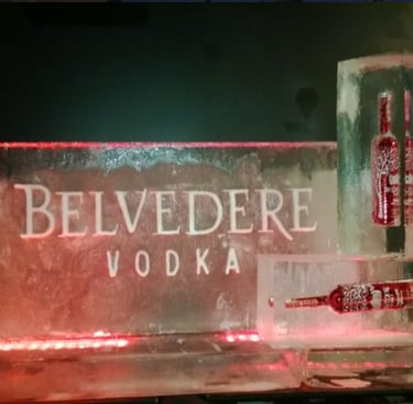 escultura de hielo para belvedere vodka hecha con botellas incrustadas en hielo