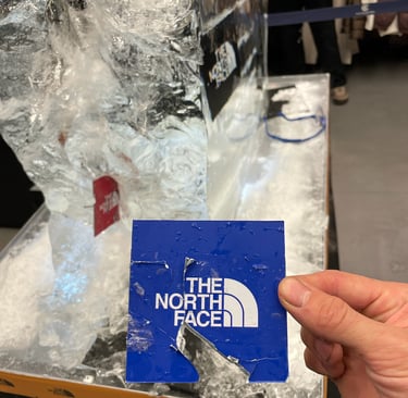 voucher the north face incrustado en hielo por sancho sculpture activacion de marca btl